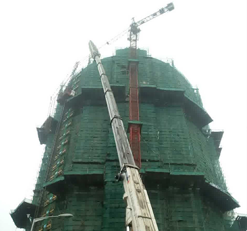 汕头吊车在工地上作业